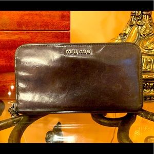 👠SOLD👠 MIU MIU authentic zip around wallet